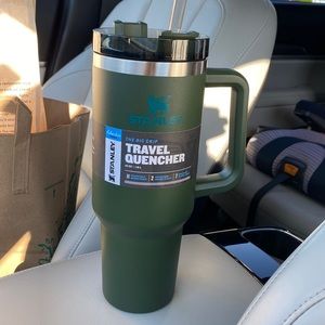 Stanley 40oz travel quencher tumbler cup in spirulina green!